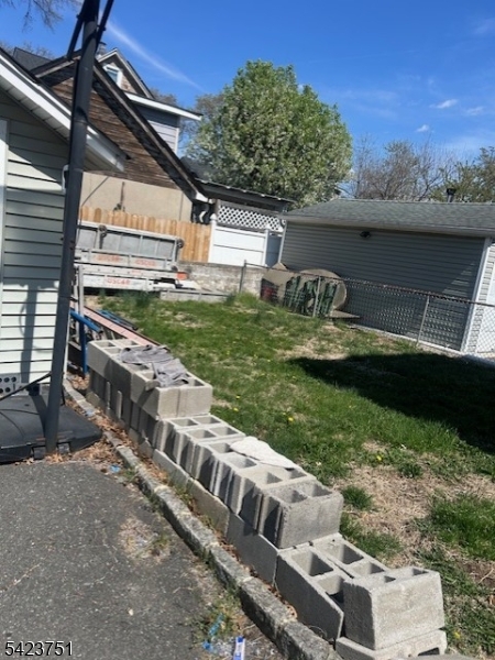427 Robins St Property Photo 5