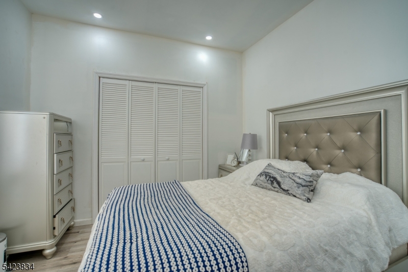 906 Roselle St Property Photo 10