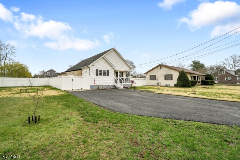 111 N Laurel St Property Photo 3