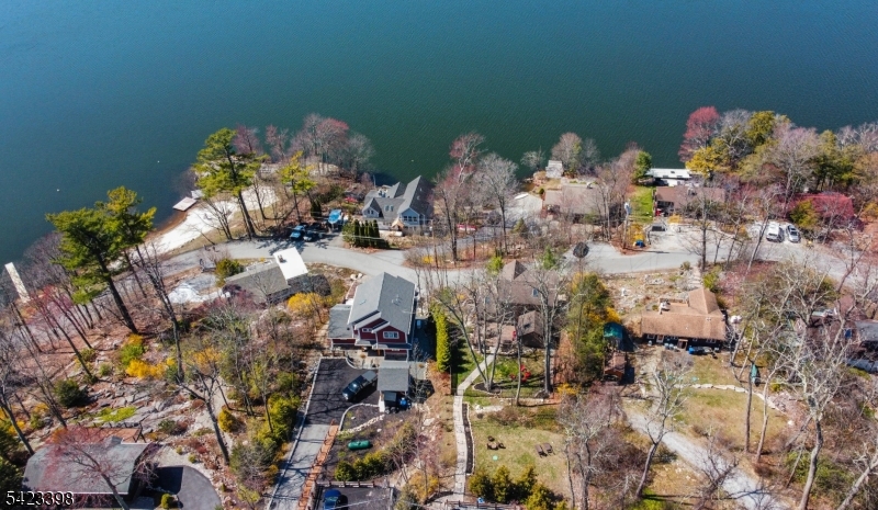 1046 Lakeside Dr E Property Photo 3