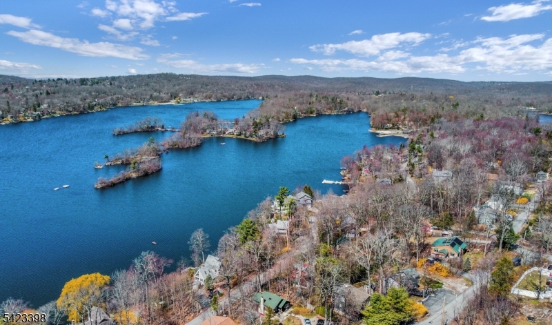 1046 Lakeside Dr E Property Photo 4