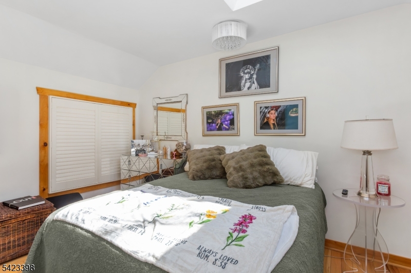 1046 Lakeside Dr E Property Photo 22