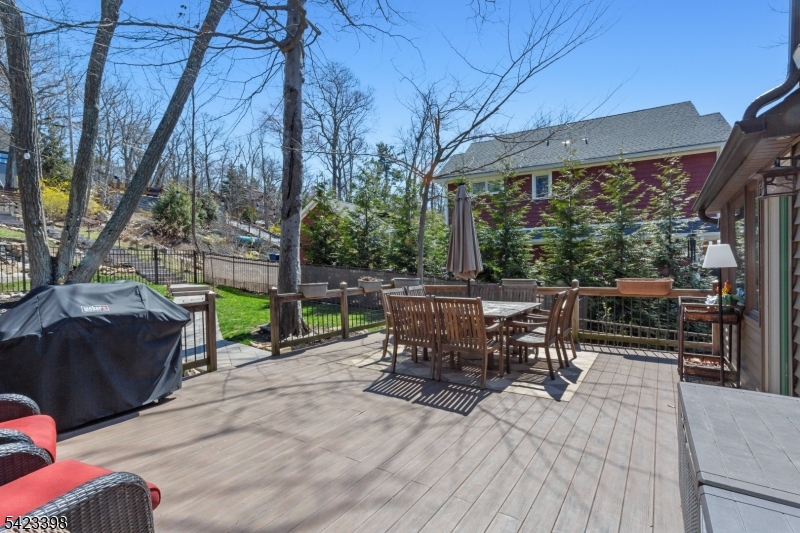 1046 Lakeside Dr E Property Photo 30
