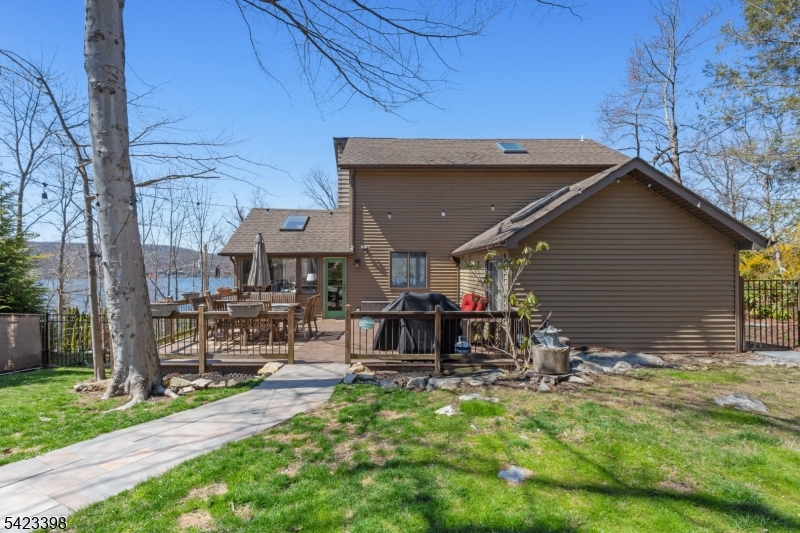 1046 Lakeside Dr E Property Photo 31