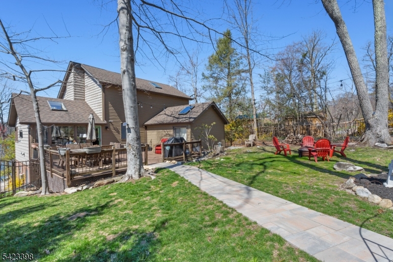 1046 Lakeside Dr E Property Photo 32