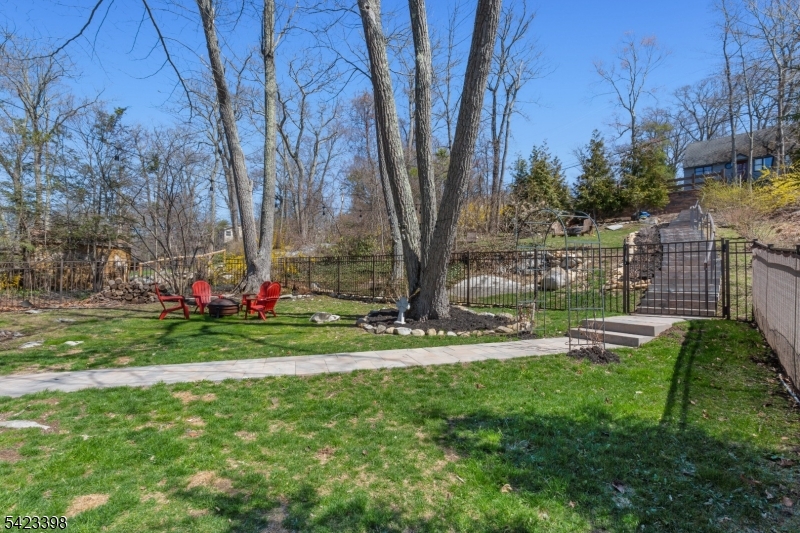 1046 Lakeside Dr E Property Photo 33