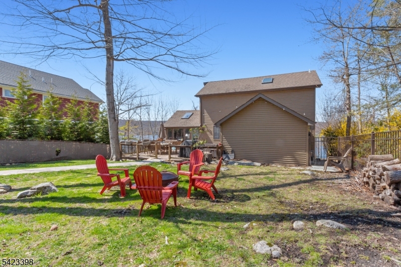 1046 Lakeside Dr E Property Photo 34
