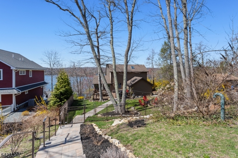 1046 Lakeside Dr E Property Photo 35