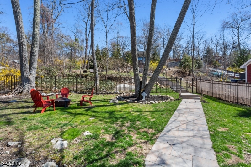 1046 Lakeside Dr E Property Photo 36