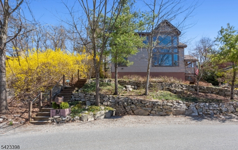 1046 Lakeside Dr E Property Photo 37