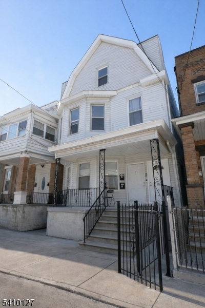233 Bayview Ave Property Photo 1