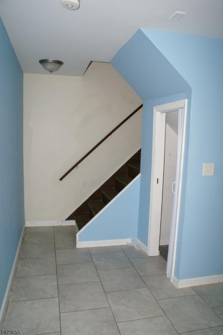 233 Straight St 2 Property Photo 7