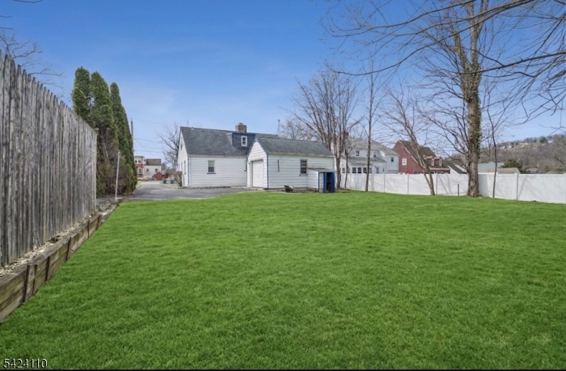 230 Sandford Ave Property Photo 2