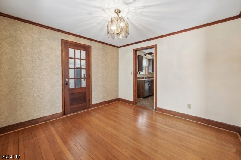 230 Sandford Ave Property Photo 6