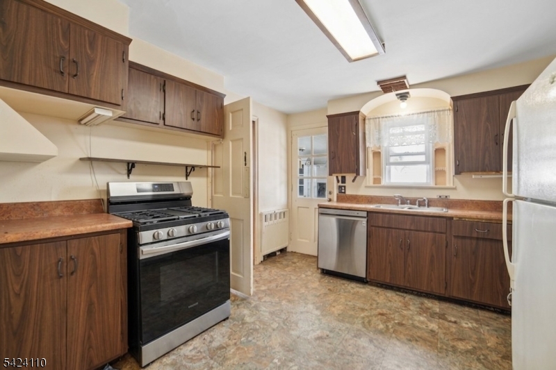 230 Sandford Ave Property Photo 7