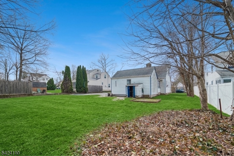 230 Sandford Ave Property Photo 16