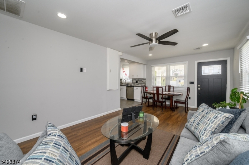 827 Lincoln Ave Property Photo 10