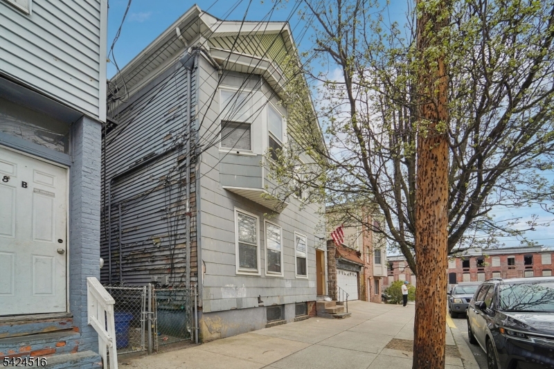 6 4th St Property Photo 2