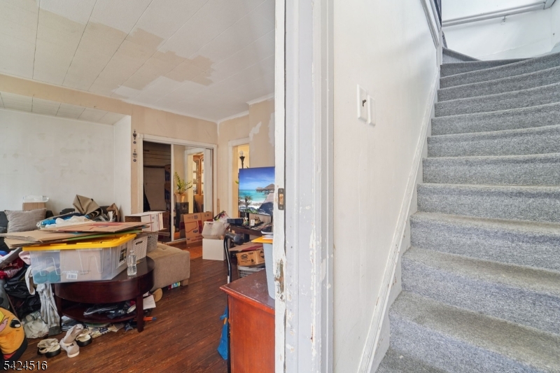 6 4th St Property Photo 3