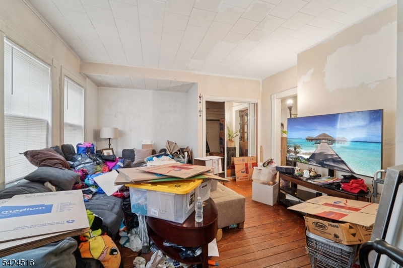 6 4th St Property Photo 4