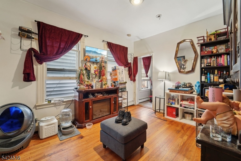 6 4th St Property Photo 14