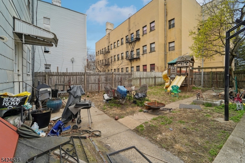 6 4th St Property Photo 42