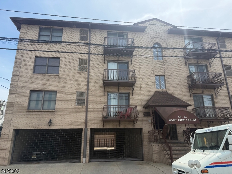 45 Gotthardt St B-5 Property Photo 1