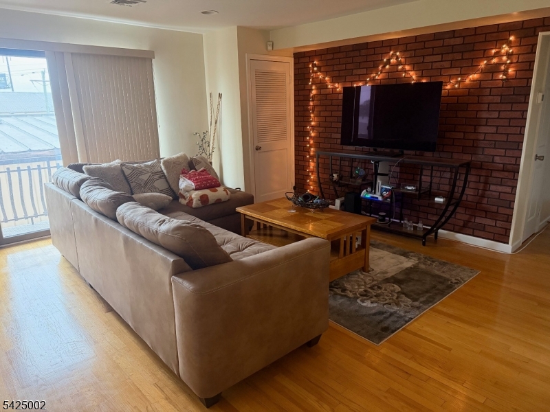 45 Gotthardt St B-5 Property Photo 4