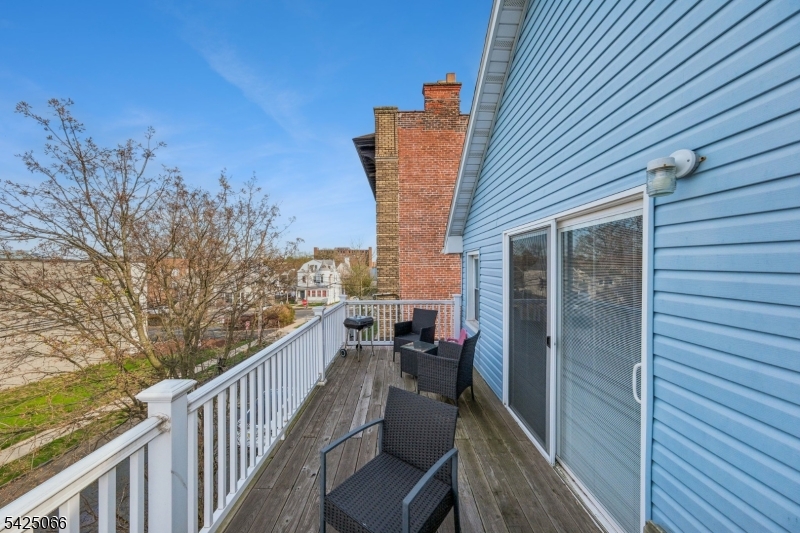 416 Frankfort St Property Photo 2