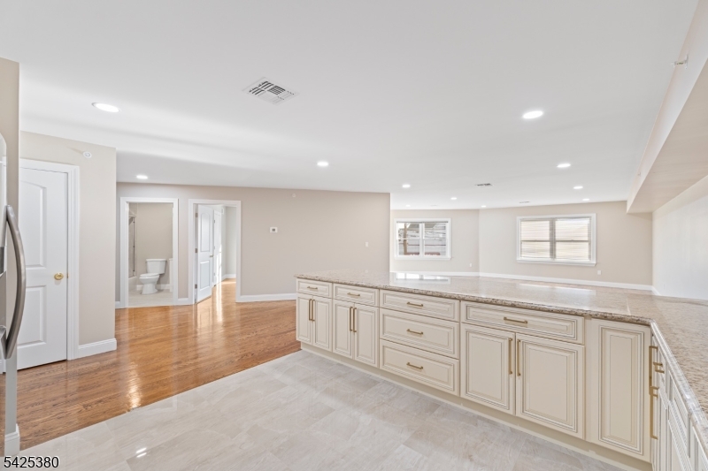 658 Market St Property Photo 17