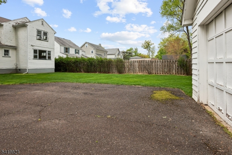 1089 Field Ave Property Photo 4