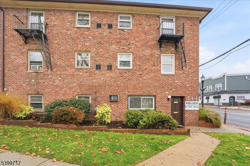 741 Bloomfield Ave Property Photo 18