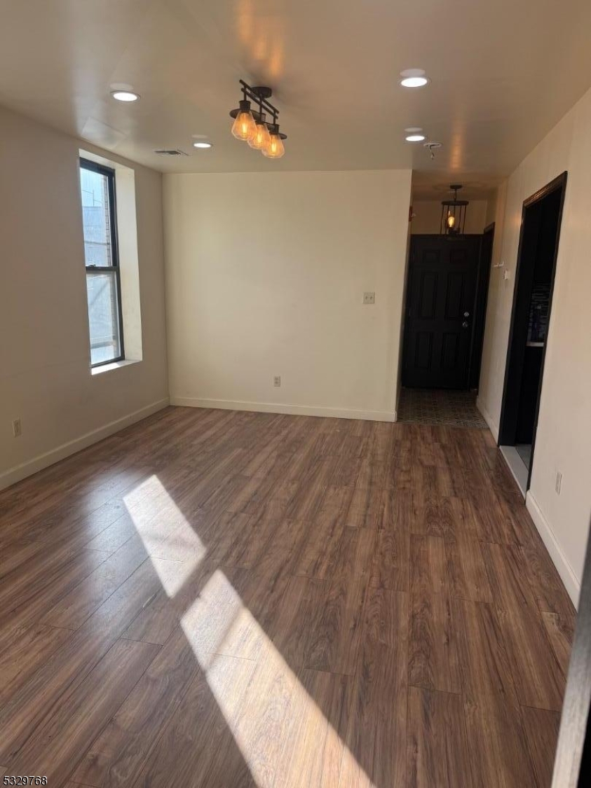 182 Ferry St 2b Property Photo 8
