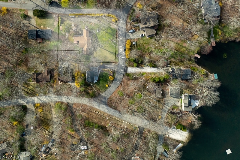 315 W Lake Shore Dr Property Photo 4