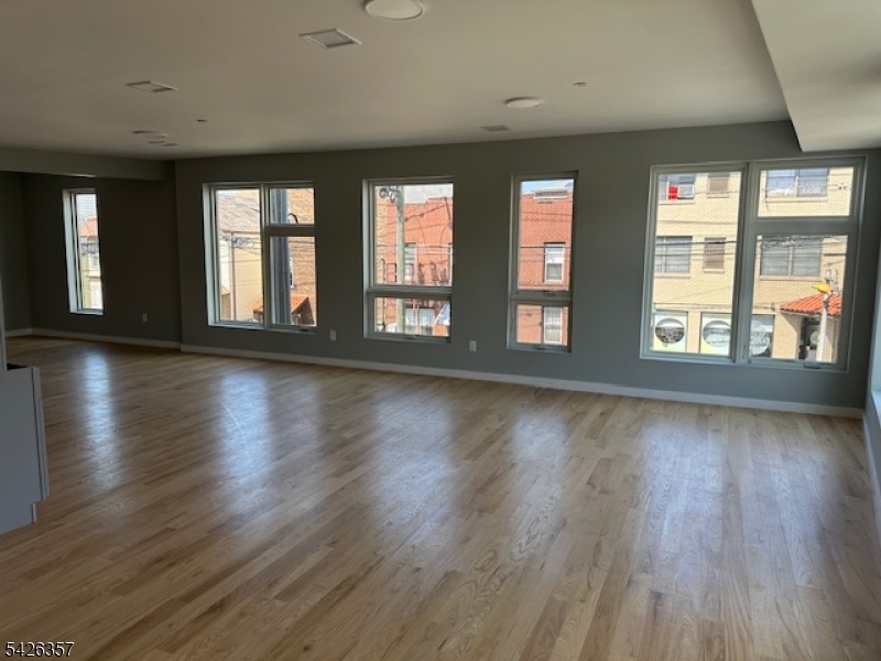 76 Pacific St Property Photo 5