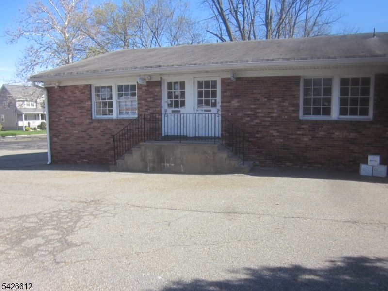676 Amboy Ave Property Photo 3