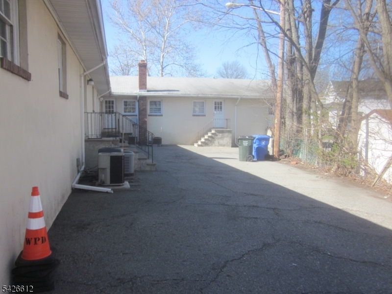 676 Amboy Ave Property Photo 4