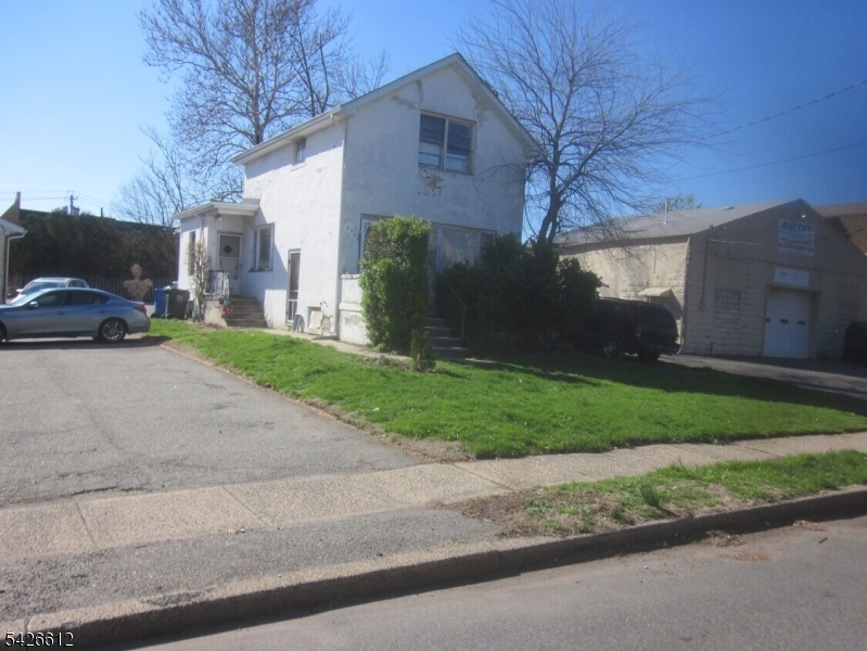 676 Amboy Ave Property Photo 6
