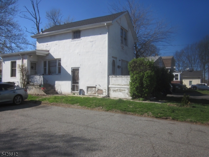 676 Amboy Ave Property Photo 8