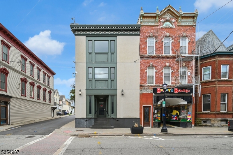 170 Spring St Property Photo 4