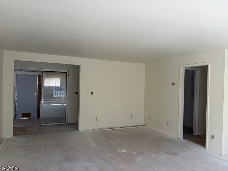 9 Thomas Dr Property Photo 3