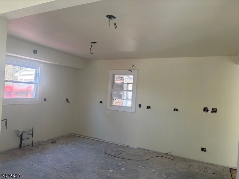 9 Thomas Dr Property Photo 5