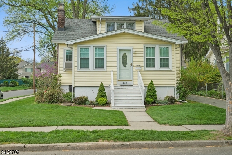 307 Manor Ave Property Photo 2