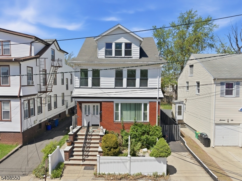 1602 Bayview Ave Property Photo 1