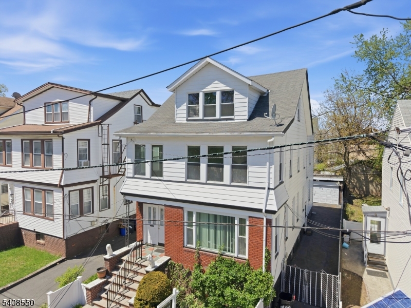 1602 Bayview Ave Property Photo 2