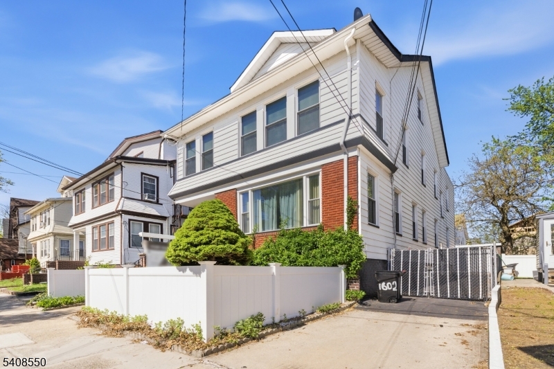1602 Bayview Ave Property Photo 3