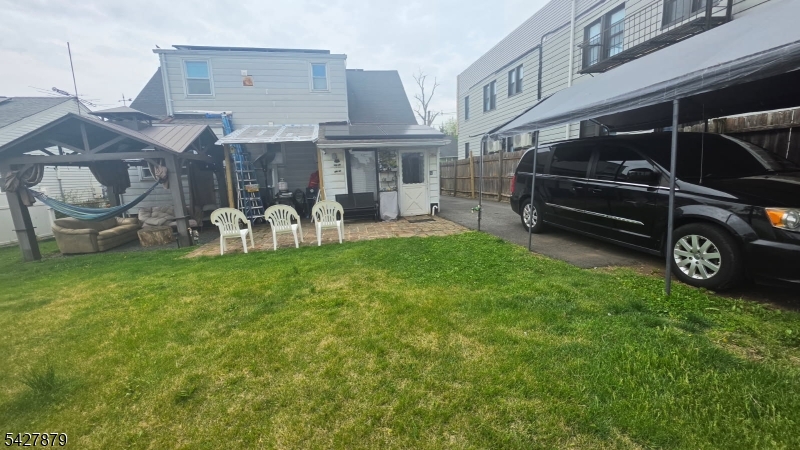 115 Hawthorne St Property Photo 8