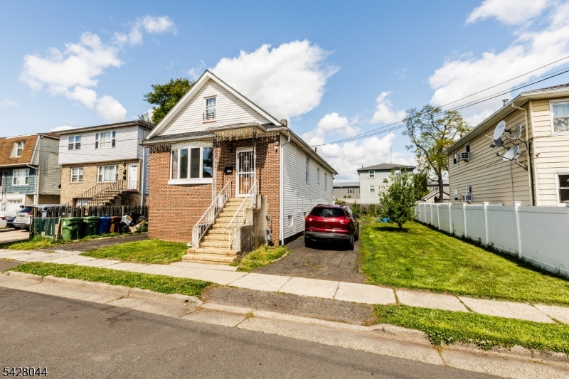 627 Van Buren Ave Property Photo 1