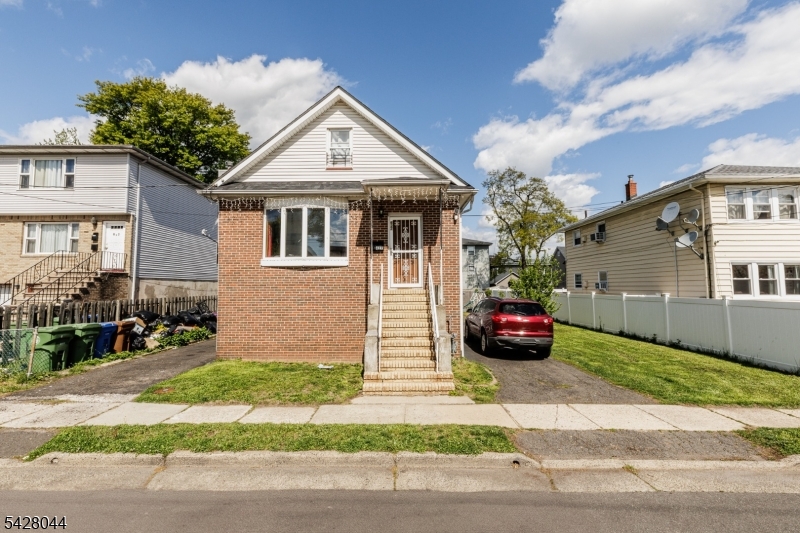 627 Van Buren Ave Property Photo 2