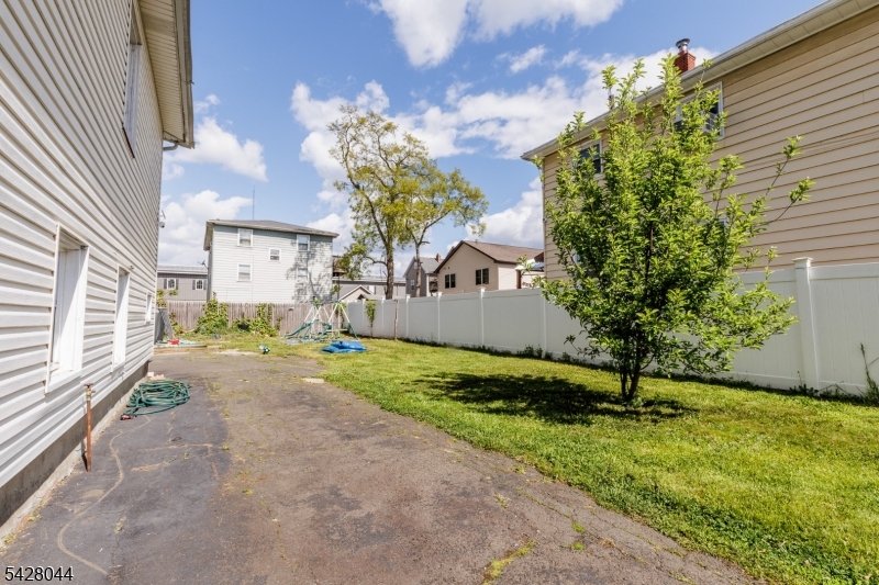 627 Van Buren Ave Property Photo 4